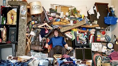 أسباب متلازمة الاكتناز القهري .. شاهد