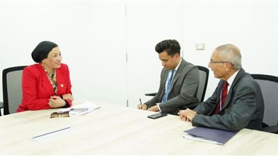 وزيرة البيئة تلتقي كبير مستشاري الطاقة النظيفة بالبيت الأبيض لبحث التعاون الثنائى