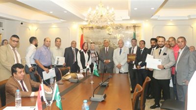 د. عبد السند يمامة يُكرّم المشاركين في أنشطة الوفد التعليمية