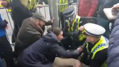 اعتقال بريطانى ضرب الملك تشارلز بالبيض.. شاهد