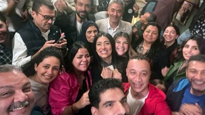 أسرة مسلسل بيت فرح تحتفل بانتهاء التصوير (صور)