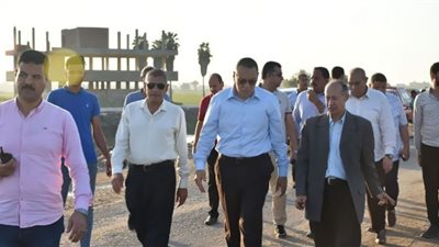 محافظ الشرقية يتفقد أعمال الرصف والتوسعة بطريق فاقوس - أبو شلبي