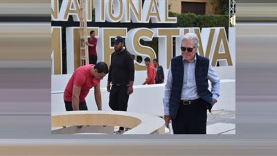 حسين فهمى يتفقد اللمسات الأخيرة لتحضيرات افتتاح مهرجان القاهرة السينمائى.. (صور)