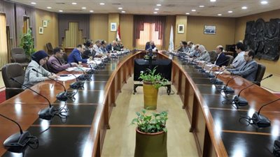 رئيس جامعة المنصورة يناقش الترتيبات النهائية للعالم الدراسي الجديد