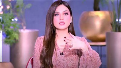 ياسمين عز تواصل مدح الرجال.. طبيب الأسنان كاريزما ولسانه بينقط عسل (شاهد)