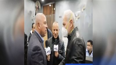 وزير النقل يتنازل لمواطن عن كرسيه في قطار التالجو.. يقعد مكاني (فيديو)