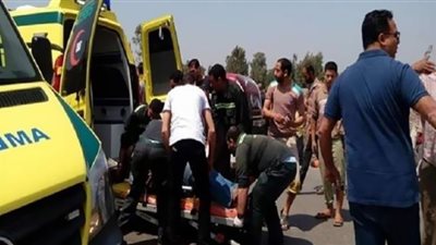 بينهم مسن إصابة 5 أشخاص في حادث تصادم ملاكي بتروسيكل