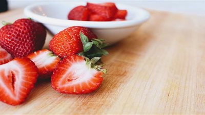 الفراولة تخفض الكوليسترول السيء طبيبة توضح
