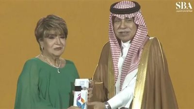 وزير الإعلام السعودي يكرم الإعلامية سناء منصور