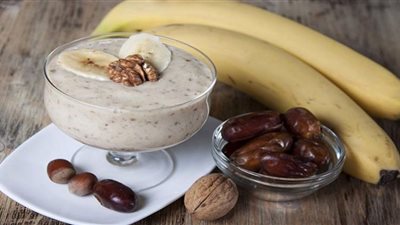 تمتعي بجسم صحي ونشيط واصنعي سموذي التمر بالموز والقرفة