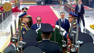السيسي يضع إكليلًا من الزهور على النصب التذكاري بأكاديمية الشرطة