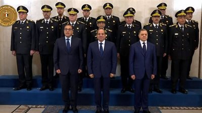 السيسي يلتقط صورة تذكارية مع المجلس الأعلى للشرطة (شاهد)