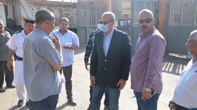 استمرار الحملة المكبرة لإزالة تراكمات القمامة بحي غرب شبرا الخيمة والمحطة الوسيطة بحي شرق