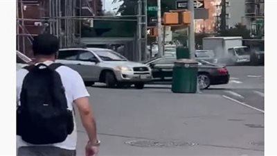 مطاردة مثيرة بين سيارتين وسرقة بالإكراه في وضح النهار (شاهد)