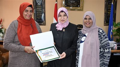 جامعة القناة تٌكرم مديرة شئون أعضاء هيئة التدريس وفريق العمل بالإدارة