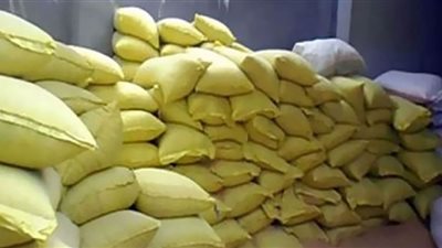 مداهمة مصنع بالجيزة وضبط 120 طن أعلاف حيوانية فاسدة