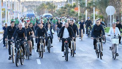 جولة تفقدية للسيسي فجر اليوم بالدراجة في مدينة شرم الشيخ.. صور