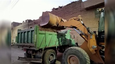 رفع 120 طنًا من المخلفات وزراعة أشجار بأبومناع غرب بقنا