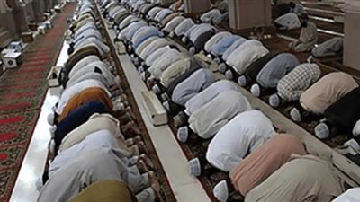 حكم اقتداء المأموم بالإمام خارج المسجد وضابط المسافة التي يصح معها الاقتداء