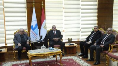 رئيس جامعة كفر الشيخ يترأس لجنة اختيارعميد كلية التجارة
