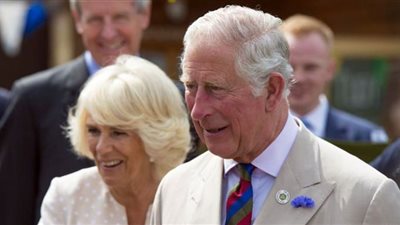 بعد رشقه بالبيض.. تاريخ من التشاحن ضد الملك تشارلز وزوجته من الشعب الإنجليزي