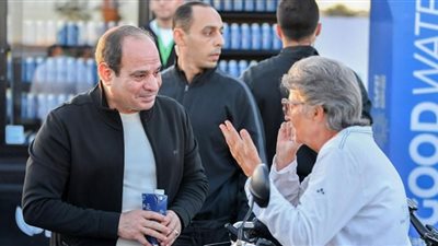 قصة السيدة السويدية التي التقاها السيسي اليوم.. قطعت 7 آلاف كيلو متر بالدراجة