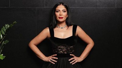 منى زكي تفاجيء متابعيها بالبرتقالي الفاقع والريش المنفوش في حفل Joy Awards 2023