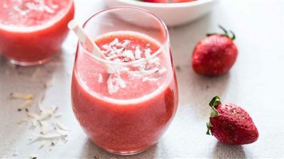 اشعري بالانتعاش واصنعي عصير الفراولة بجوز الهند