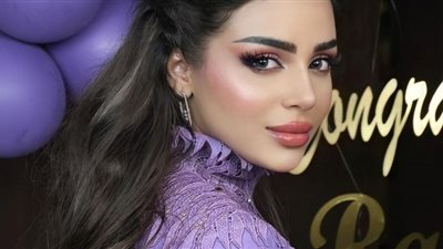 قبلة الإعلامي علي عجمي لرهف القحطاني تثير الجدل على تويتر