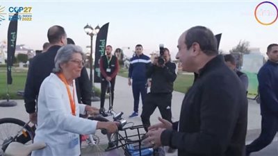 السيسي يلتقي سيدة قطعت 7 آلاف كيلو متر بالدراجة لحضور قمة المناخ.. فيديو