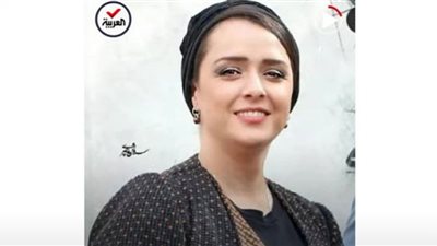 ممثلة إيرانية تتحدى النظام وتخلع الحجاب على الهواء (شاهد)
