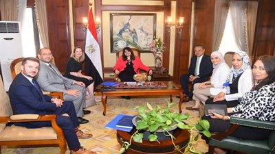 سها جندي تبحث مع 