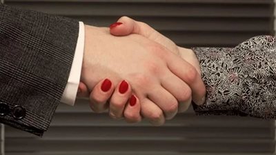 تأثير مصافحة الرجل للمرأة الأجنبية على الوضوء