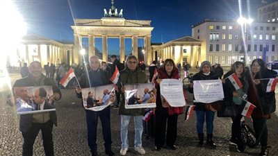 احتجاج المصريين بألمانيا على التدخل الخارجى في شؤون الوطن.. صور