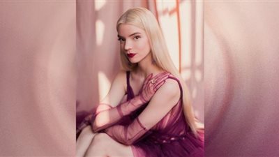 آنيا تايلور جوي تسحر الأنظار بالأزرق الزهري