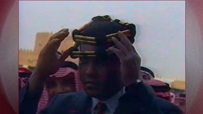 محمد علي كلاي يتجول بالسعودية ويرتدي الشماغ قبل 34 عامًا.. فيديو