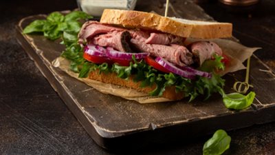 تمتعي بفطار لذيذ واصنعي ساندويش الروست بيف المدخن