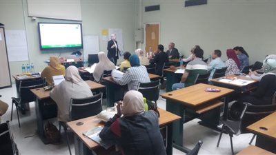 تنظيم تدريبات لمعلمي وموجهي الصف الخامس الابتدائي