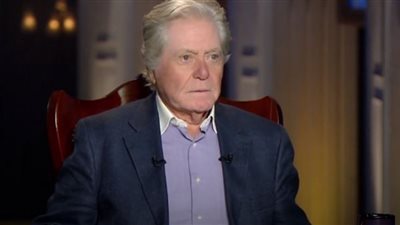 حسين فهمي يصف النقاب بالخطر ويعلن رفضه للمعلمة والممرضة المنتقبة