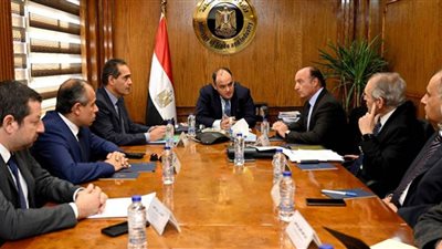 وزير الصناعة يطلب دراسات عن الأوضاع الإقتصادية والإنتاجية في أوروبا
