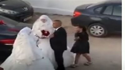 شاب يتزوج امرأتين بحفل زفاف واحد.. شاهد