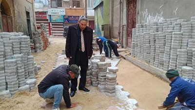 استمرار أعمال رصف وتركيب الإنترلوك بشوارع أبو قرقاص