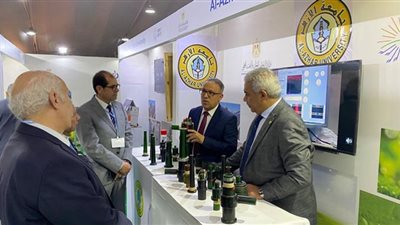 وفد مجلس الشيوخ المصري يتفقد جناح جامعة الأزهر في شرم الشيخ