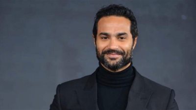 كريم فهمي يهنئ أبطال مسرحية 