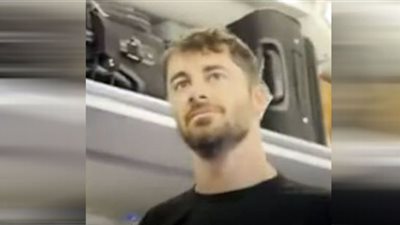 عنصرية مسافر تفصله من عمله.. شاهد