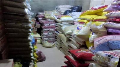 ضبط مسئول عن مخزن مواد غذائية من دون ترخيص