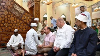 محافظ أسوان يؤدى صلاة الجمعة بمسجد الجعفرية بحى العقاد