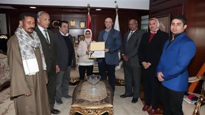 محافظ بني سويف يكرم بسمة رمضان بعد حصولها على 3 ذهبيات في رفع الأثقال