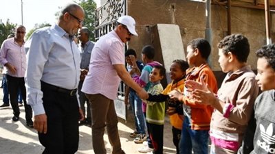 محافظ أسوان يلتقى أبناءه بدار الرعاية الاجتماعية للبنين