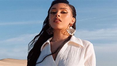 شرطة الموضة تهاجم دوجا كات بعد إطلالتها في أسبوع الموضة بباريس 